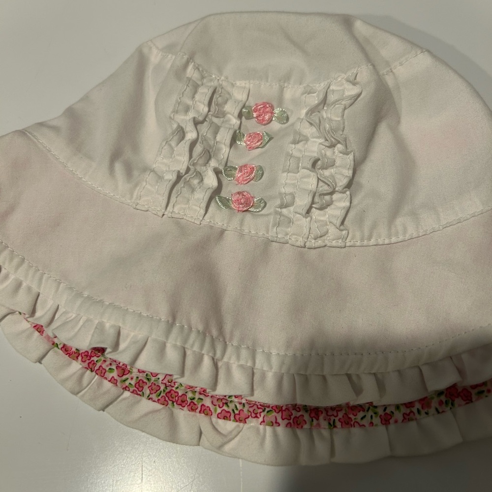 Rosettes and Ruffled White Sunhat - Picture 10 of 10